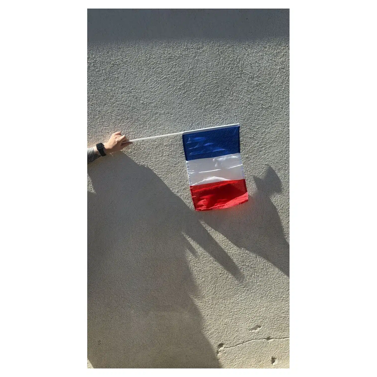 3450652080764 Drapeau France à main 30 x 45 cm - Accessoire supporter tricolore - Sport Eliter – Image 1