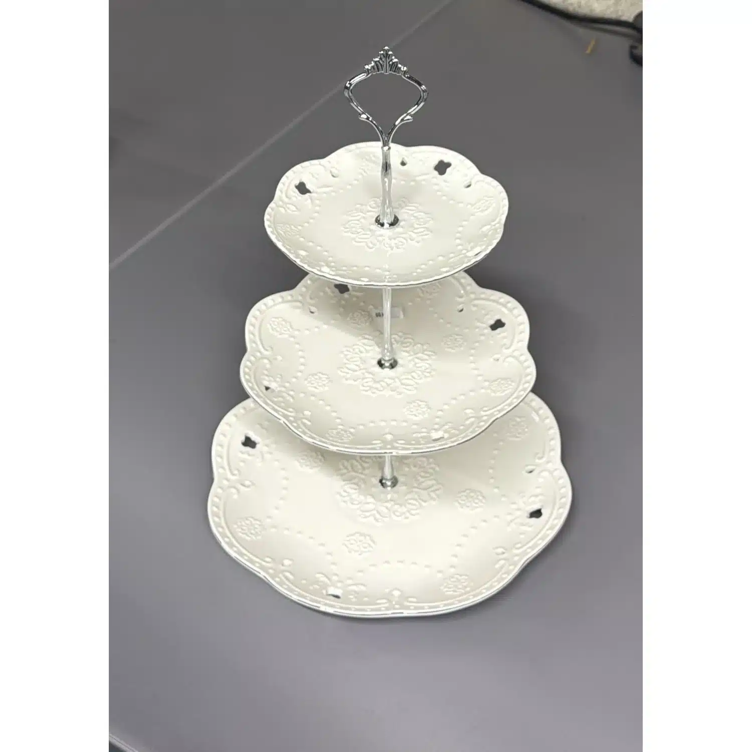 3616953299872-r1 Présentoir à gâteaux 3 étages en céramique blanche festonnée Ø28 cm - Carrefour – Image 1